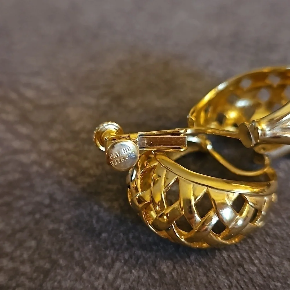VTG NAPIER Goldtone Basketweave Chunky Hoop Clip-on Earrings